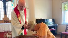 Sokneprest i Bakklandet og Lademoen sokn, Stein Ellinggard døper Rigmor Aud Aronsen Törmä. Foto: Yngvil Bjellaanes