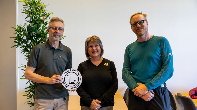 Gravplassforvaltningen er godkjent lærlingebedrift innen anleggsgartnerfaget. Fra venstre ser vi avdelingsleder Trygve Jensen, Nina Pevik (SOA) og fagleder for KfiT Kjartan Strømme