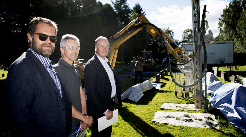 I Oslo er 22 000 kistegraver kalket. Nå er arbeidet igang også i Trondheim, men med en ny og mer avansert metode. Fra venstre Daglig leder i Nomias, Runar Frømyhr, enhetsleder for kirkegårder i Kirkelig Fellesråd, Trygve Jensen og kommunaldirektør for kultur og næring, Ola By Rise. Foto Ole Martin Wold
