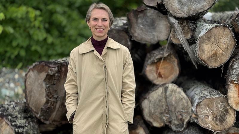 Kunstner Hanne Friis på tomta der Nye Charlottenlund kirke nå reiser seg. Foto: Kirka i Trondheim/Yngvil Bjellaanes