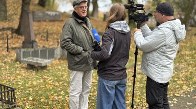 Prosjektleder Ivar Selmer-Olsen blir intervjuet av Nrk etter lanseringen. Foto: Kirka i Trondheim/Yngvil Bjellaanes