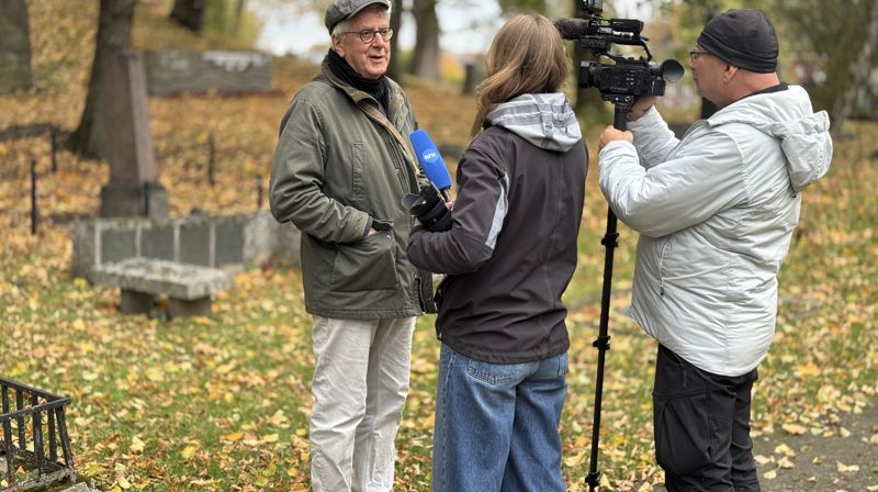 Prosjektleder Ivar Selmer-Olsen blir intervjuet av Nrk etter lanseringen. Foto: Kirka i Trondheim/Yngvil Bjellaanes