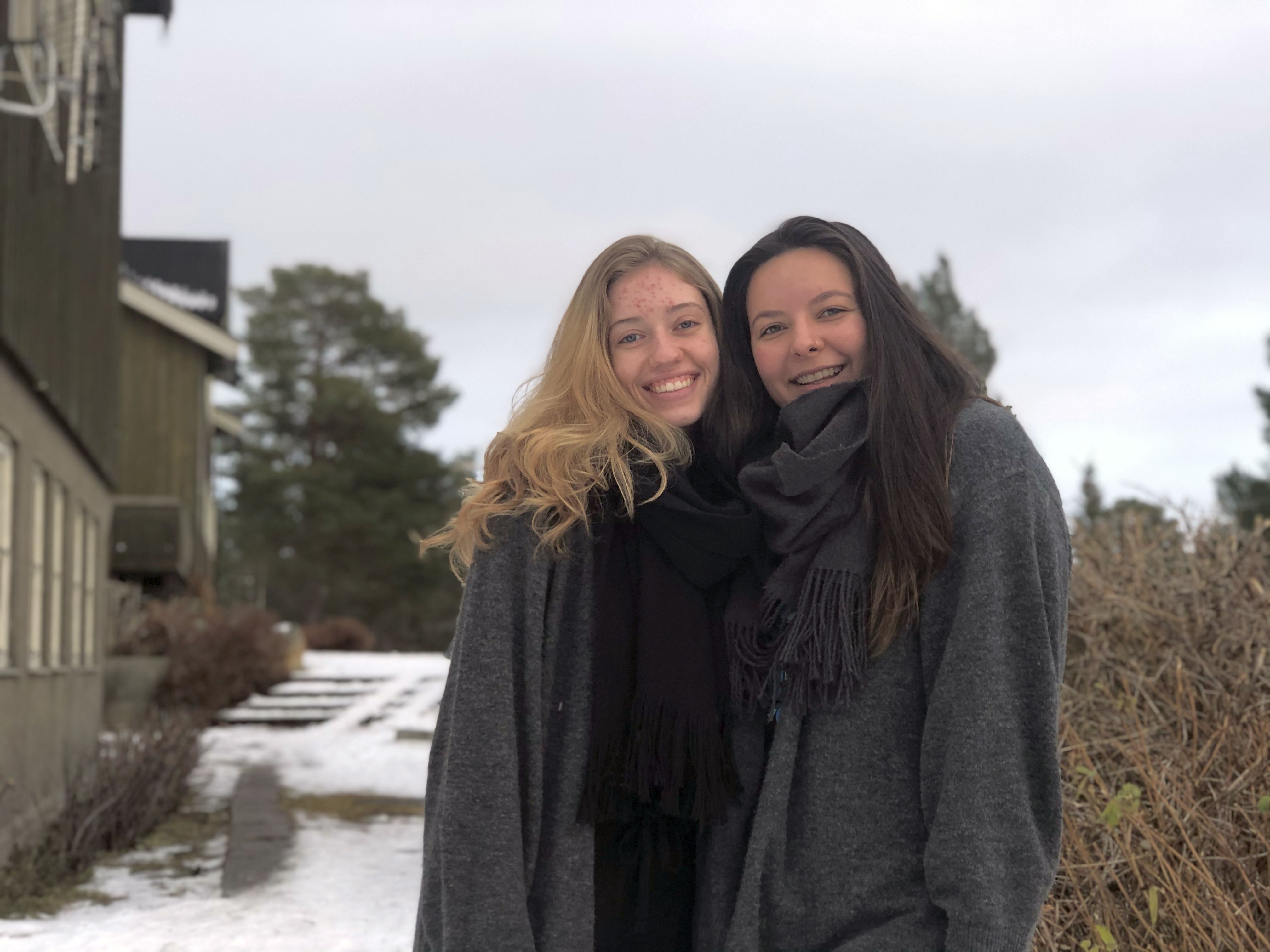 Petra Lickfeld (t.v.) og Natalia Lemmertz fra Brasil har praksis i Strinda og Berg menigheter dette skoleåret.