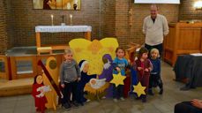 Fornøyde 3-åringer med egenlagd stjerne foran det store julepuslespillet. Foto: Ø. Sørensen