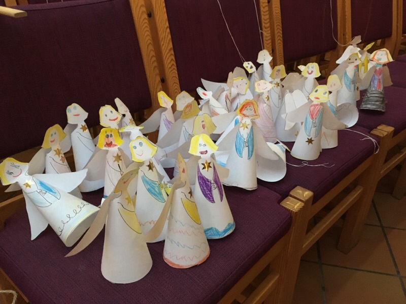 Byåsen kirkes julepynt er engler laget av elever i 1. klasse.  