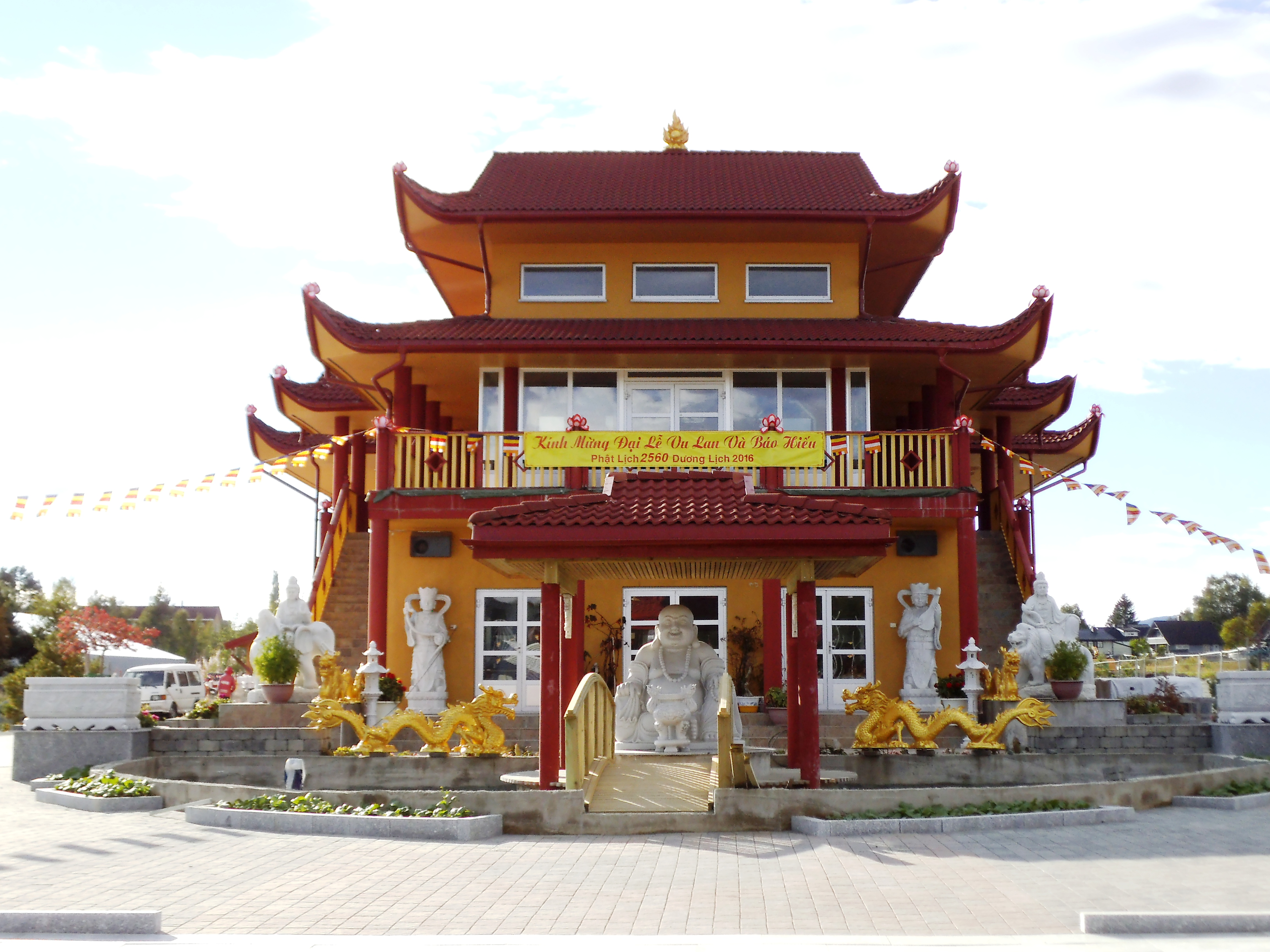 Besøk hos Don Hau Pagoda - buddhist-templet på Tiller