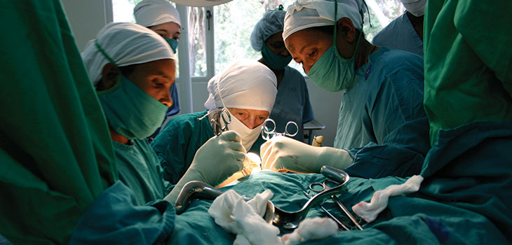 Hamlin Fistula Hospital gir kvinner et nytt liv ved å operere fistula-skader. De utdanner jordmødre og fødselshjelpere. De holder kurs for kirurger fra hele verden. Foto: hamlinfistula.org