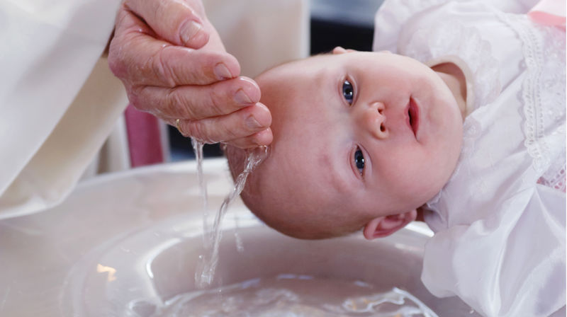 Jesus sa: La de små barna komme til meg, og hindre dem ikke! For Guds rike tilhører slike som dem. Dåpen er en hellig handling, et møte mellom Gud og menneske. (Foto: Rune Kongsro)