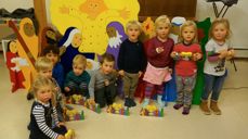 Fornøyde 3-åringer foran det store julepuslespillet november 2015. Foto: Ø. Sørensen