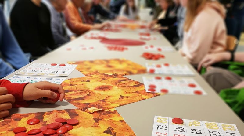 Bingobord med konfirmanter på eldreinstitusjon