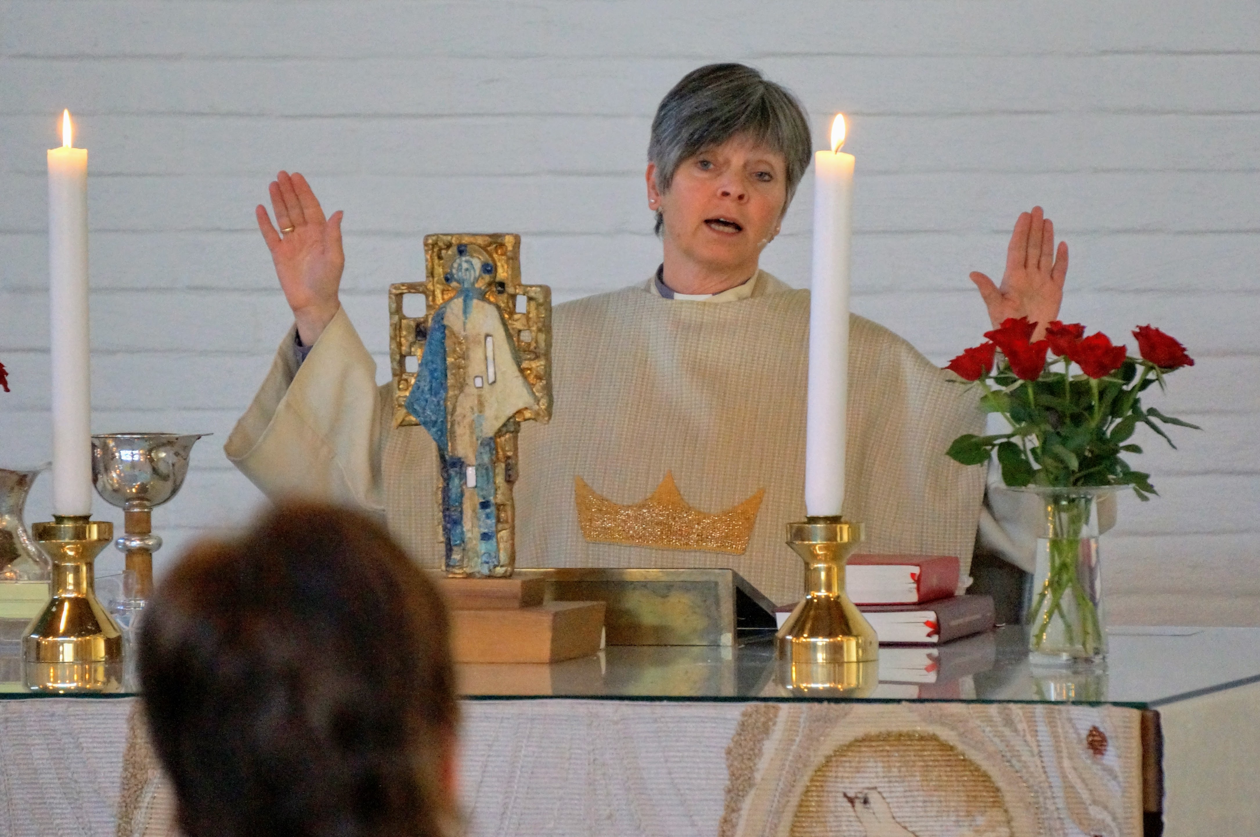 Velsignelsen mot slutten av gudstjenesten som avsluttet Lise Martinussen sin tjeneste som sokneprest i Strindheim.  Foto: Øystein Sørensen