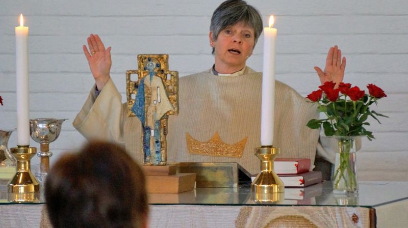 Velsignelsen mot slutten av gudstjenesten som avsluttet Lise Martinussen sin tjeneste som sokneprest i Strindheim.  Foto: Øystein Sørensen