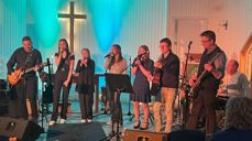 Julekonsert i Drag og Helland kirke, fra v: Trond Jonny Nilssen, Ida Nilssen, Malin Krogh, Stine Nilssen, Ingebjørg Jakobsen, Jan Ivar Jakobsen, Sølve Jakobsen og Jan Roger Andreassen