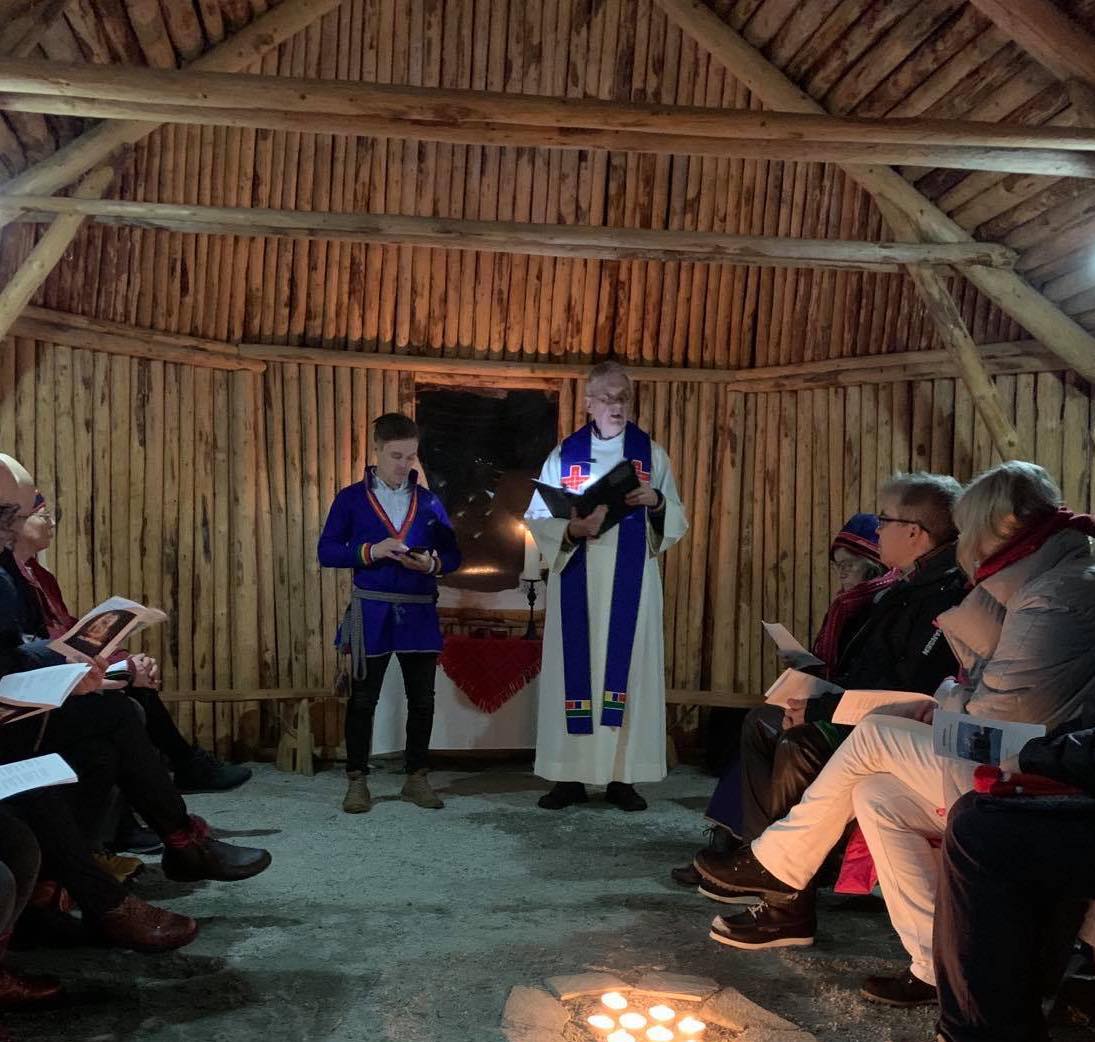 Sokneprest Rolf Steffensen og Mathias Mikkelsen under 6.februar gudstjeneste i Kirkegammen. Kirkegammen ligger på Drag. Foto: Kurt Solstrøm