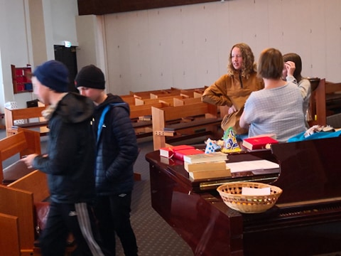 Ved konfirmasjon i kirka får du noe mer, noe ekstra. Du lærer om kristen tro og tradisjon. Illustrasjonsbilde. (Foto: Bo Mathisen)