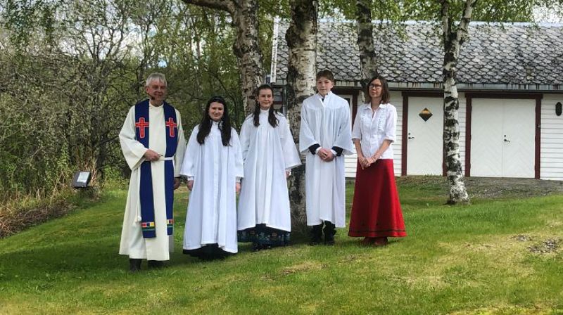 Fra venstre: Sokneprest i lulesamisk område Rolf Steffensen, Michelle Amalie Pedersen, Amalie Bjørnsdatter Lund, Philip Leander Pettersen og guojmmevájaldiddje Andrine Øvervoll Eivik