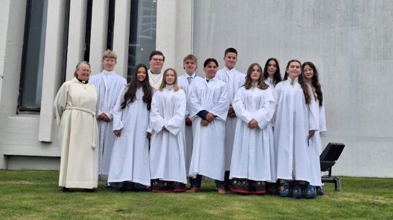 Foran f.v: Kateket Heidi Strand Mathisen, Catrine Nilsen, Jenny Sofie Svensdatter, Enes Amundsen, Elise Stensland Olsen og Amilia Edvardsen Valle. Bak f.v: Simon Thorp Steinsvåg, prestevikar Fredrik Johan Sletbakk, Raag-Magnus Lemmy Jakobsen, Odinn Johann Braaten, Julia Newal Kristoffersen og Nina Lokøy Jakobsen