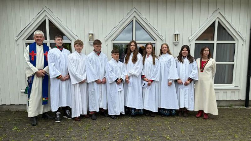 Fra venstre: Sokneprest i lulesamisk område Rolf Steffensen, Zakarias Eriksen, Ingvald Lie Jakobsen, Oliver André Knutsen, Adam Elejas Mahttu Triumf-Nystø, Ida Kathrin Nilssen, Anna Sofie Paulsen Kalvåg, Dina Marie Langmo Mølderup, Emma Regine Paulsen og guojmmevájaldiddje Andrine Øvervoll Eivik. Foto: Vanja Johnsen