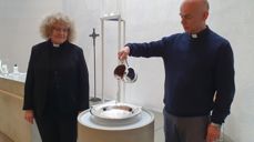 Marit Rødningen Seines og Per-Kristian Bandlien ved døpefonten i Jessheim kirke