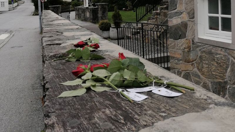 Rosene på kyrkjemuren