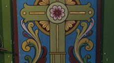 Krossen på dørene ved alteret i Ulstein kyrkje