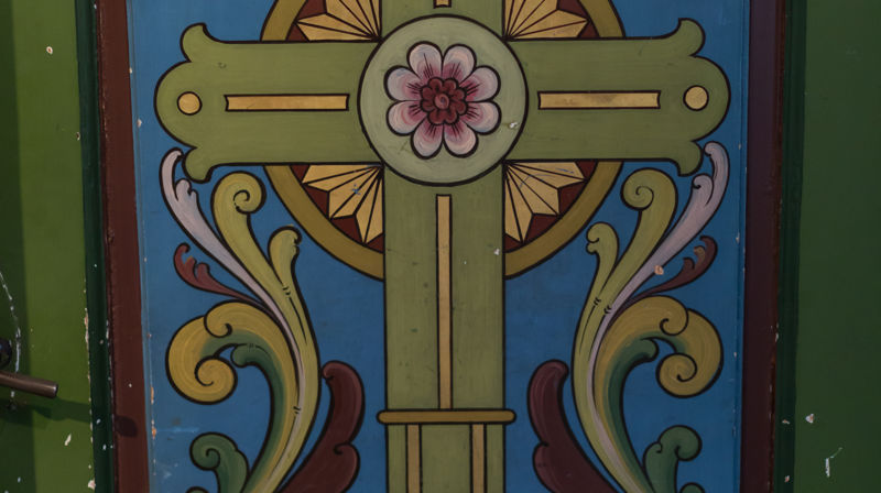 Krossen på dørene ved alteret i Ulstein kyrkje