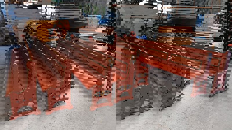 Nytt oppsett av kyrkjebenker i kyrkja