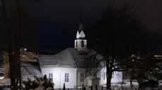 Ulstein kyrkje i vinterdrakt