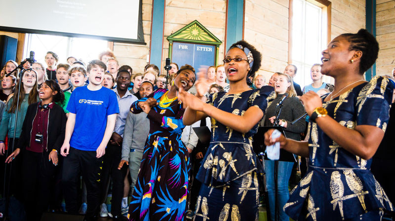 Songglede med kor frå Sunnmøre folkehøgskule i gudsteneste i Ulstein kyrkje