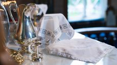 Dekket alterbord i Ulstein kyrkje; foto: Cecilie Hatløy