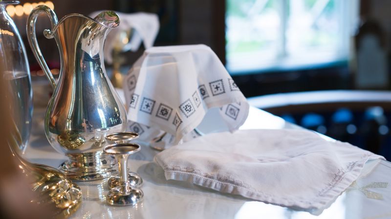 Dekket alterbord i Ulstein kyrkje; foto: Cecilie Hatløy