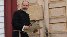 Martin Luther gjer seg klar til å spikre sine 95 teser på kyrkjedøra