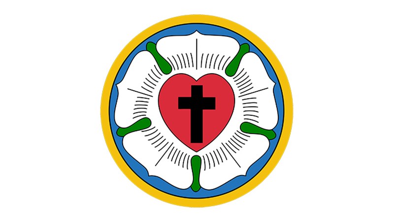 Lutherrosa er på det nye nattverdsettet og på den kvite messehakelen i Ulstein kyrkje. Krossen i hjartet er for trua på den krossfeste Jesus Kristus. Det raude hjartet viser til liv og kjærleik. Den kvite rosa står for glede og fred. Blåfargen speglar himmelen sin herlegdom og gullringen er symbolet for æva og uendeleg rikdom.