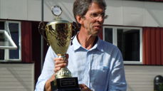 Torbjørn med Ompliaden-pokalen. Konfirmantleir 2015