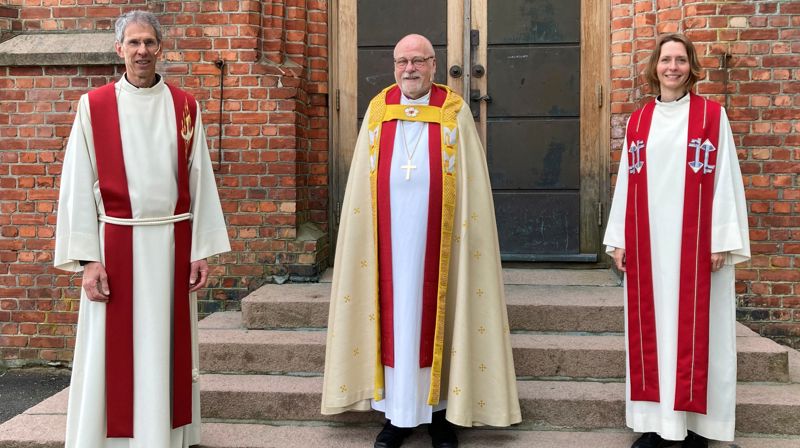 Utenfor Vestby kirke: sokneprest Torbjørn Aas, biskop Atle Sommerfelt og prost Kjerstin Jensen