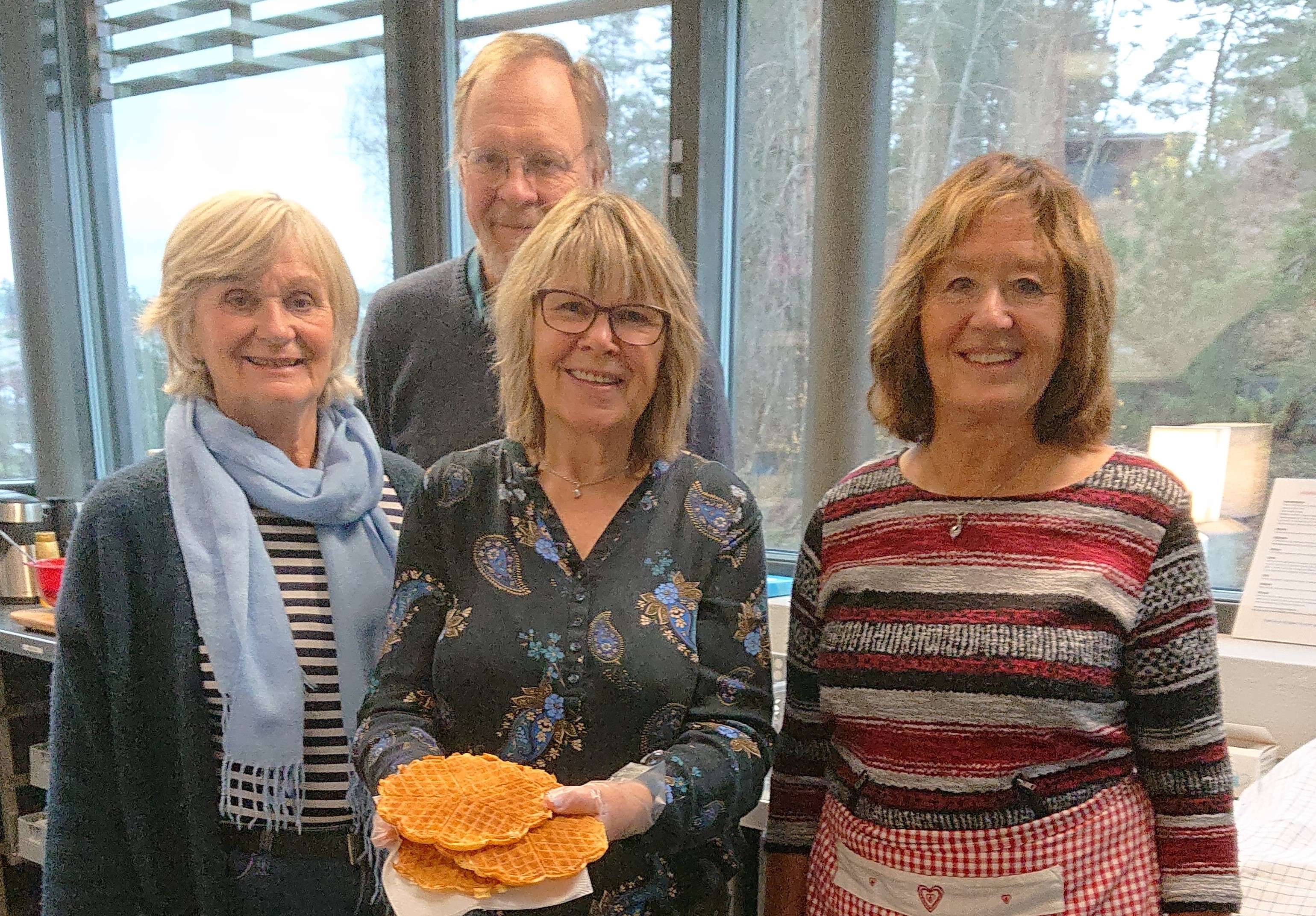 Gunvor, Christian, Eva og Gro er blant de 26 frivillige som driver Tirsdagskafeen, og som synes det er veldig hyggelig med godt besøk.