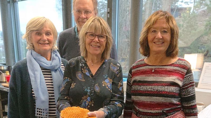 Gunvor, Christian, Eva og Gro er blant de 26 frivillige som driver Tirsdagskafeen, og som synes det er veldig hyggelig med godt besøk.