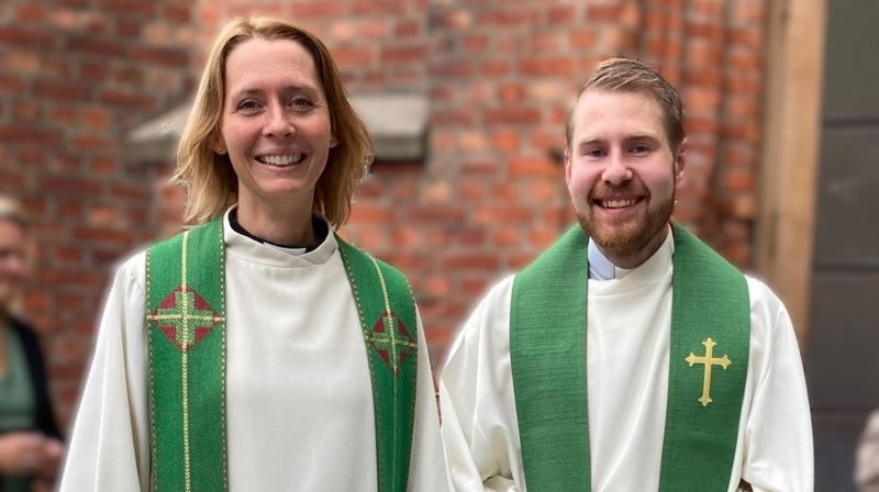 Prost Kjerstin Jensen og kapellan Geir Gjessing. Fra innsettelsen i Vestby kirke i september 2022.