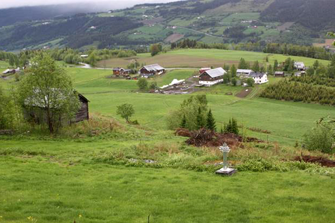 Fystro stavkyrkjeruin. Midt i ruinen står det eit kors laga av Øyvind Magistad Berge.