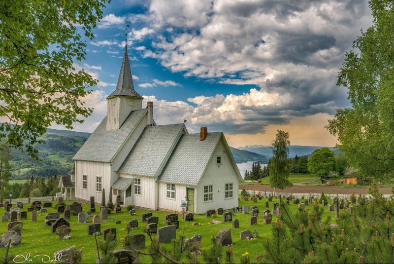 Røn kyrkje ligg høgt og fritt i Vestre Slidre. Foto: Ola Døhl
