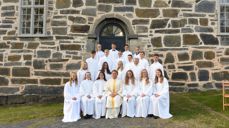 Rad 1 fra venstre: Thelma Berg, Synne Halle, Henriette Kirkeengen, prest Berit Kristin Klevmoen, Ingrid Skrindsrud Riste, Anne Skrindsrud Riste, Ane Kirkeengen Bergheim Rad 2 fra venstre: Linn-Beate Bjella Jordet, Ida Lium Solhaug, Tone Myrvang, Magnus Bjørkheim Moe, Odin Nyhagen Rad 3 fra venstre: Oskar Bergheim, Dennis Røn-Johannesen, Vetle Røn, Jørgen Røtterud Grythe, Knut Follinglo Haugrud Rad 4 fra venstre: Samuel Martin Groth, Eskil Hjellebråten Rødningen, Petter Røtterud Grythe, Oddmund Johme Ragnhild Berglid, konfirmert i Høre stavkyrkje, er ikkje med på biletet. Foto: Marit Skredegård, Gol