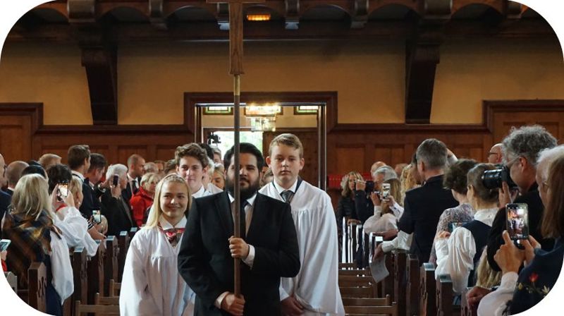 Prosesjon med konfirmanter
