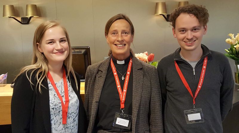 Leder i ungdomsrådet i Stavanger, Therese Egebakken (@kirketherese) på UKM sammen med konstituert biskop i Stavanger, Anne Lise Ådnøy og UKM-delegat Aksel Johan Lund. (Foto: Ungdomsrådet i Stavanger bispedømme)