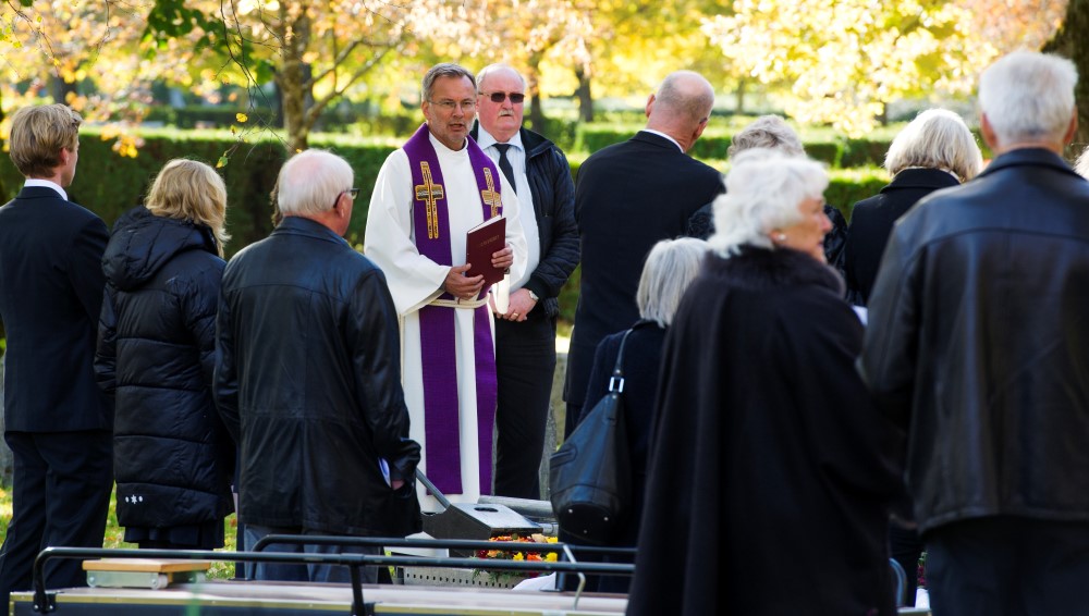 En begravelsesseremoni avsluttes ute ved graven, der kisten senkes ned. I en bisettelse blir kisten kremert. Foto: Anders Bergersen/Den norske kirke