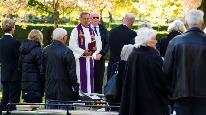 En begravelsesseremoni avsluttes ute ved graven, der kisten senkes ned. I en bisettelse blir kisten kremert. Foto: Anders Bergersen/Den norske kirke