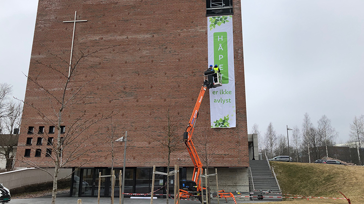 Her monteres banneret på Teglen kirke. (Foto: Ellen Martha Blaasvær)