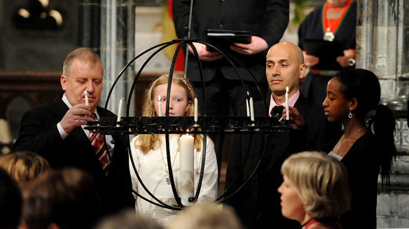Internasjonalt fellesskap rundt lysgloben, i forbindelse med innsettelsen av preses Haugland Byfuglien. (Foto: Ned Alley/Scanpix)