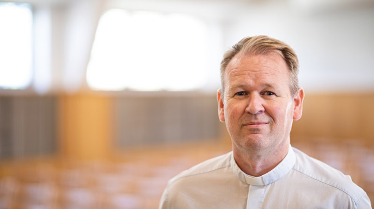 Midt i den vonde sorgen har det vært en tilleggsbelastning, at man ikke får gjøre mye av det man vanligvis gjør i en sorgperiode, sier sokneprest Magne Torbjørnsen. (Foto: Leif-Ingvald Skaug)