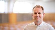 Midt i den vonde sorgen har det vært en tilleggsbelastning, at man ikke får gjøre mye av det man vanligvis gjør i en sorgperiode, sier sokneprest Magne Torbjørnsen. (Foto: Leif-Ingvald Skaug)