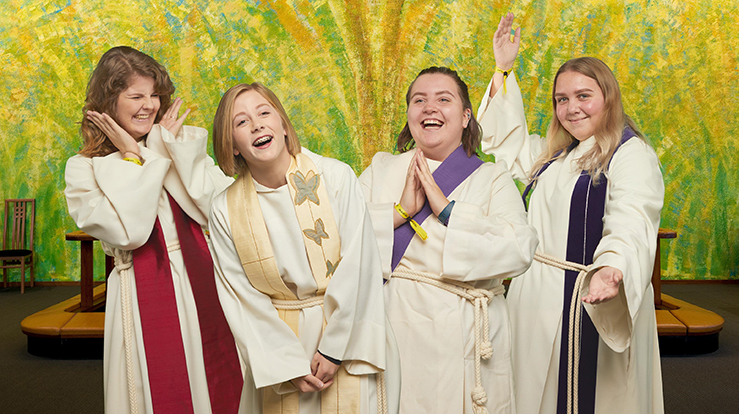 Utprøving av alba og stola - er dette morgendagens prester og diakoner? (Foto: High and low)